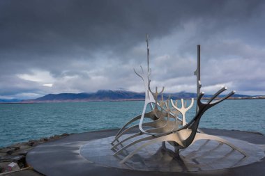 Reykjavik, İzlanda, 27 Kasım 2022: Reykjavik, İzlanda 'daki sahil şeridinde Solfar veya Sun Voyager anıtı. Heykel Jon Gunnar Arnason tarafından 1971 yılında tasarlanmıştır..