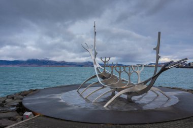 Reykjavik, İzlanda, 27 Kasım 2022: Reykjavik, İzlanda 'daki sahil şeridinde Solfar veya Sun Voyager anıtı. Heykel Jon Gunnar Arnason tarafından 1971 yılında tasarlanmıştır..