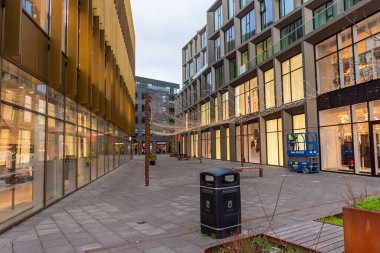 Reykjavik, İzlanda, 27 Kasım 2022: Alışveriş caddesi gece aydınlandı