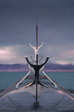 Reykjavik, İzlanda, 27 Kasım 2022: Reykjavik, İzlanda 'daki sahil şeridinde Solfar veya Sun Voyager anıtı. Heykel Jon Gunnar Arnason tarafından 1971 yılında tasarlanmıştır..