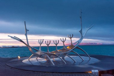 Reykjavik, İzlanda, 27 Kasım 2022: Reykjavik, İzlanda 'daki sahil şeridinde Solfar veya Sun Voyager anıtı. Heykel Jon Gunnar Arnason tarafından 1971 yılında tasarlanmıştır..