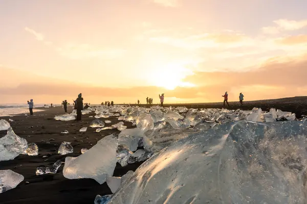 Jokulsarlon Islandia Diciembre 2022 Turistas Admirando Puesta Sol Playa Diamond — Foto de Stock