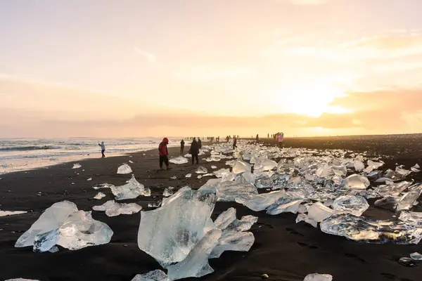 Jokulsarlon Islanda Dicembre 2022 Turisti Che Ammirano Tramonto Sulla Spiaggia — Foto Stock