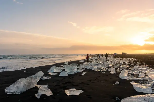 Jokulsarlon 아이슬란드 2022 다이아몬드 빙산과 해변에서 일몰을 감상하는 관광객 — 스톡 사진
