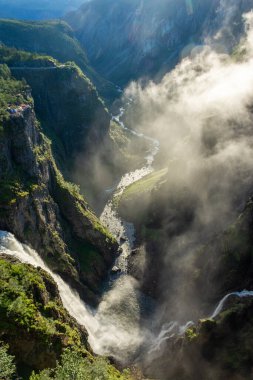 Voringfossen şelalesinin sisli uçurumlarının güzel manzarası, Norveç