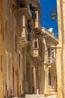 Birgu 'daki eski bir caddenin manzarası, Malta' nın üç şehrinden biri.
