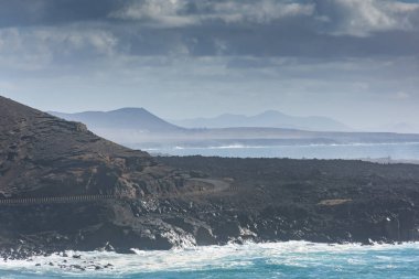 İspanya 'nın Lanzarote kentindeki El Golfo volkanik plajının manzarası