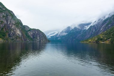 Gudvangen 'den Naeroyfjord' un karamsar manzarası. Norveç