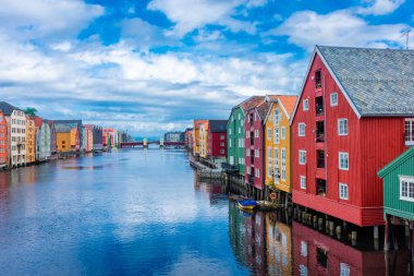 Norveç, Trondheim Kanalı 'nın renkli ahşap binalarının güzel manzarası