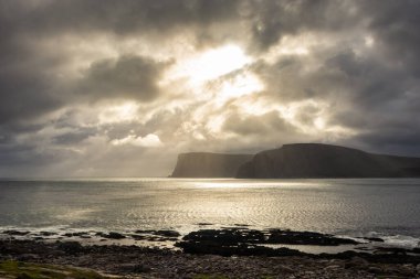 Kuzey Burnu 'nun ve Kuzey Buz Denizi' nin üzerinde güzel güneş ışınları var.