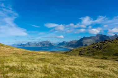 Norveç 'in Lofoten Adaları' ndaki Kvalvika Sahili 'ne gitmek için Ryten Dağı' ndan yürüyüş yolu.