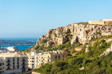 Malta, Mellieha 'da bir uçurumun altına evler inşa edildi.