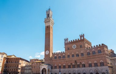 İtalya, Toskana 'daki Piazza del Campo Meydanı' ndaki Siena belediye binası.