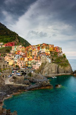 Renkli şehir Manarola bulutlu dramatik gökyüzü Cinque Terre, Liguria, İtalya