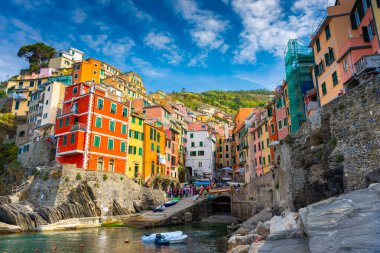 Riomaggiore, İtalya, 30 Nisan 2023: Renkli şehir Riomaggiore, Cinque Terre, Liguria
