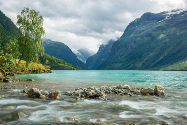 Пейзаж ледникового озера Ловатнет с бирюзовой кристально чистой водой, Норвегия