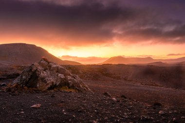 Fagradalsfall üzerinde muhteşem bir gün batımı, İzlanda 'da aktif bir volkan.