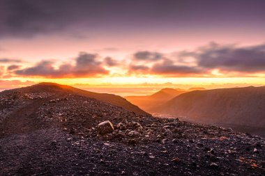 Fagradalsfall üzerinde muhteşem bir gün batımı, İzlanda 'da aktif bir volkan, arka planda okyanus.