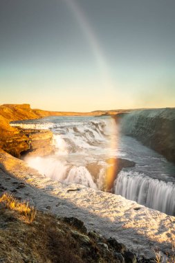 Popüler turizm merkezi Gullfoss Şelalesi 'nin harika kış manzarası. Hvita nehrinde muhteşem bir gün batımı. İzlanda, Avrupa 'nın muhteşem gün batımı manzarası. Seyahat konsepti arka planı.