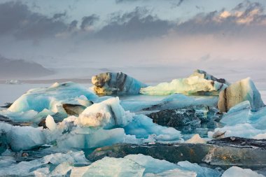 Jokulsarlon Buzul Gölü, İzlanda 'nın buzdağları üzerinde gün doğumu