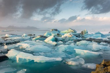 Jokulsarlon Buzul Gölü 'nde gün doğumunda yüzen mavi buz, İzlanda