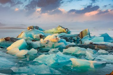Jokulsarlon Buzul Gölü, İzlanda 'nın buzdağları üzerinde inanılmaz bir gün batımı.