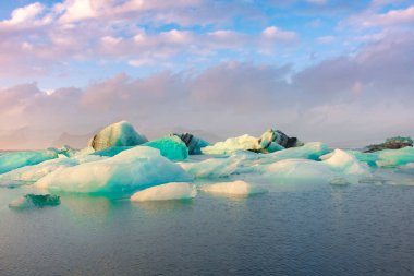 Buzdağlarının güzel manzarası Buzul Gölü, İzlanda