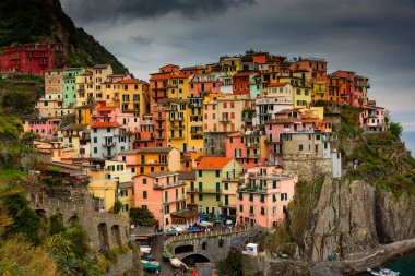 Renkli şehir Manarola bulutlu dramatik gökyüzü Cinque Terre, Liguria, İtalya