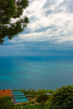 Ligurian Denizi kıyısında Riomaggiore ile Portovenere, İtalya arasındaki yürüyüş parkurunun manzarası