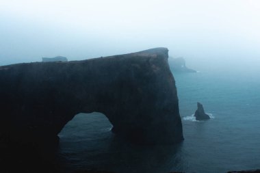 Dyrholaey Burnu, sis ve yağmur altında karamsar manzara, İzlanda
