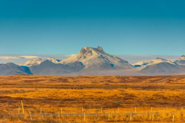 Donmuş bir gölün kıyısındaki yalnız ahşap kulübe. Finlandiya, Lempala 'da gece karlı manzaralar
