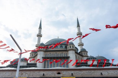 İstanbul, Türkiye 'de Taksim Meydanı' nda Türk bayraklı cami
