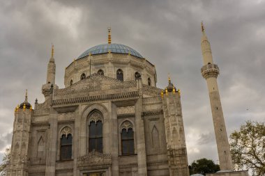 Bulutlu gökyüzünde Pertevniyal Valide Sultan Camii, İstanbul, Türkiye