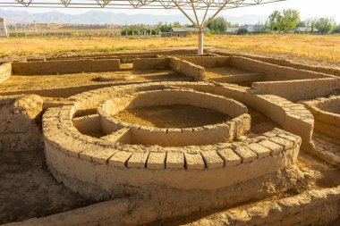 Antik Sarazm 'ın arkeolojik UNESCO sahasında gün batımında, MÖ 4. yüzyılda Tacikistan' da medeniyet