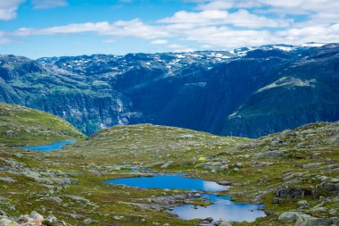 Norveç, Odda, Trolltunga 'da yürüyüş yolunda güzel mavi göletler