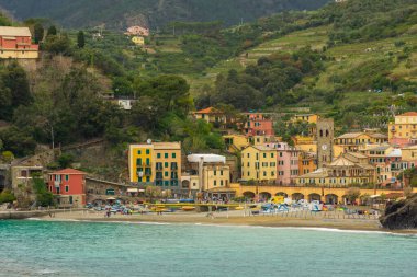 Monterosso sahilinin bulutlu manzarası, Cinque Terre, İtalya
