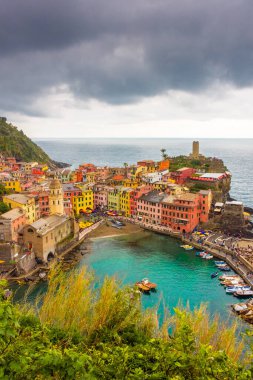 Bulutlu gökyüzü altındaki renkli Vernazza kasabası Cinque Terre, Liguria, İtalya
