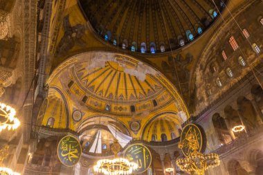 İstanbul, Türkiye - 17 Ekim 2022: Ayasofya 'nın İçi. Ulu Cami ve eski adıyla Kilise, İstanbul 'un hacılar ve turistleri arasında popüler bir yerdir..