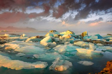 Jokulsarlon Buzul Gölü, İzlanda 'nın buzdağları üzerinde inanılmaz bir gün batımı.