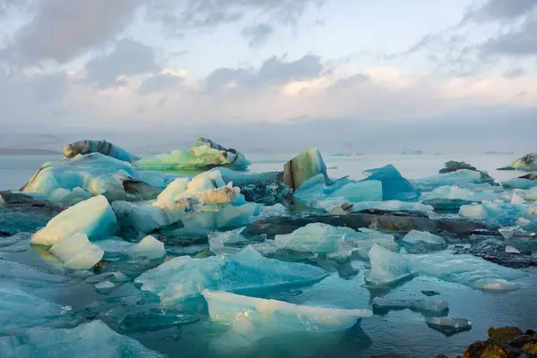 Błękitny Lód Pływający Lagunie Lodowcowej Jokulsarlon Wschodzie Słońca Islandia — Zdjęcie stockowe