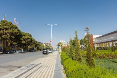 Penjikent, Tacikistan, 20 Ağustos 2023: Arka planda Zerafshan Dağları olan Panjakent 'in ana yolu