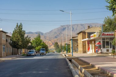 Penjikent, Tacikistan, 20 Ağustos 2023: Arka planda Zerafshan Dağları olan Panjakent 'in ana yolu