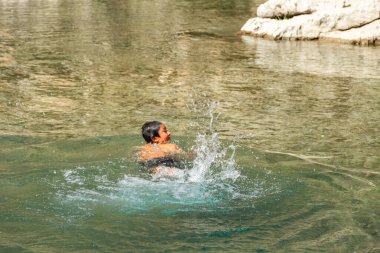 Haft Kul, Tacikistan, 21 Ağustos 2023: Yedi Gölde yüzen çocuk