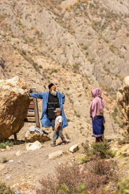 Haft Kul, Tacikistan, 21 Ağustos 2023: Hayran Dağları 'nda yürüyen yerel İmam, Tacikistan