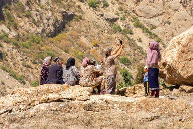 Haft Kul, Tacikistan, 21 Ağustos 2023: Hayran Dağları 'nda yerel aile yürüyüşü