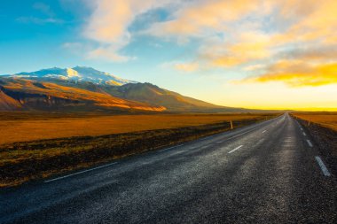 Gün batımında Snaefelness Penisula 'da manzara yolu, İzlanda
