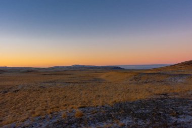 İzlanda 'nın vahşi ve ıssız topraklarında muhteşem bir gün doğumu.