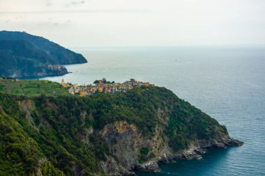 Denizin üzerinde bir uçurum üzerinde Corniglia Köyü, Cinque Terre, Liguria, İtalya