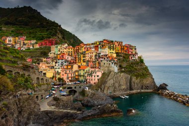 Renkli şehir Manarola bulutlu dramatik gökyüzü Cinque Terre, Liguria, İtalya