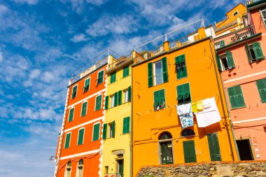 Riomaggiore şehir merkezinin renkli binaları, Cinque Terre, İtalya